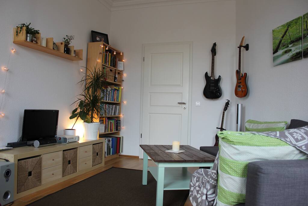 Wohnzimmer - Bücherregal, Fernseher und X-Box