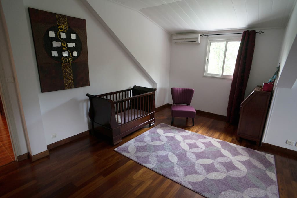 Chambre " Fleur de Vanille " : lit double, climatisation, lit bébé, salle de bain privée.