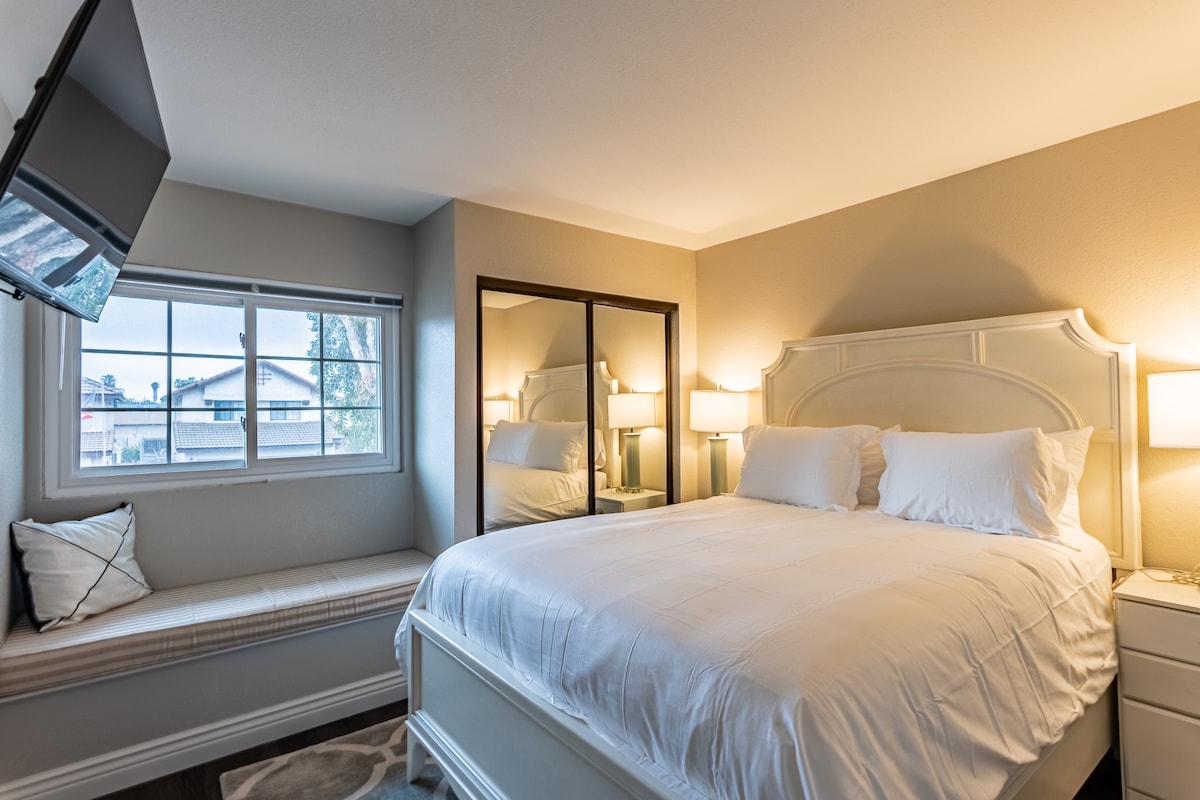 Druhá spálňa pre hostí s novou manželskou posteľou Queen, ktorá zahŕňa zvršok z pamäťovej peny. Čalúnené okenné sedadlo. Zrkadlová skriňa s komorou vo vnútri na ďalšie úložné priestory. Televízor Roku na stene. 