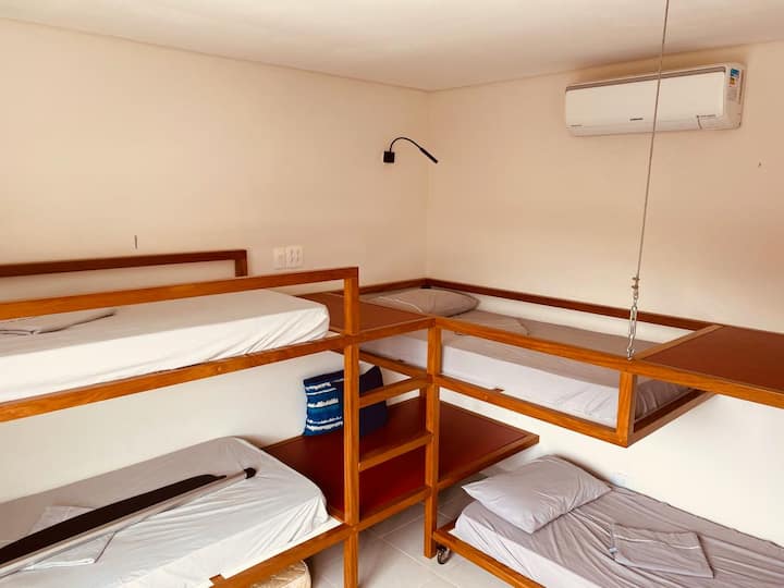 套房3 ：空调、中央暖气、五张单人床（所有带USB插座）