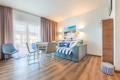 Five Seas Apartment H 37 Marynarski with a pool in the building