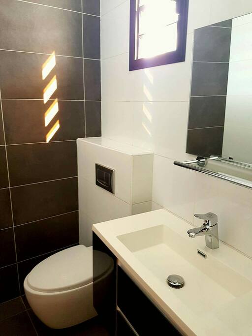 Salle d'eau avec des sanitaires de très bonnes qualités
