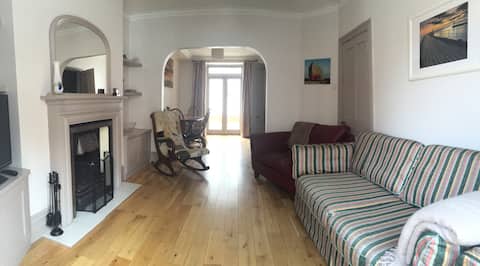 Top performing Airbnb: 200m walk to beach, town & SW Coastal path in Swanage