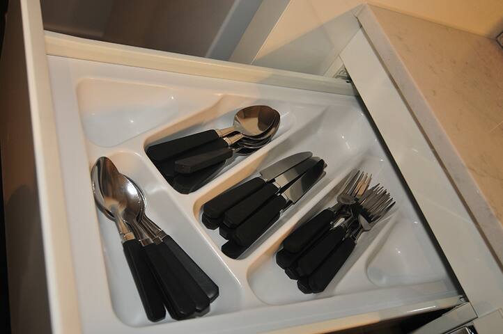 Stunning view! High rise 2bed free parking & pool gallery image 4