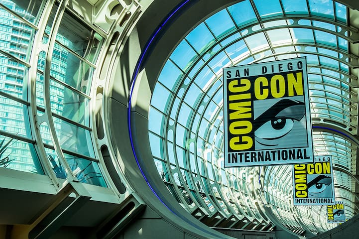 Steps from Comic Con - 1 BDR