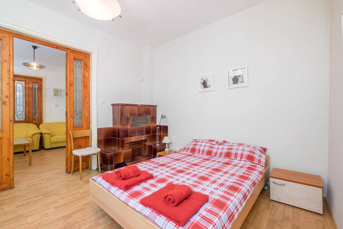 Pohodlné dvojlôžko a nočné stolíky