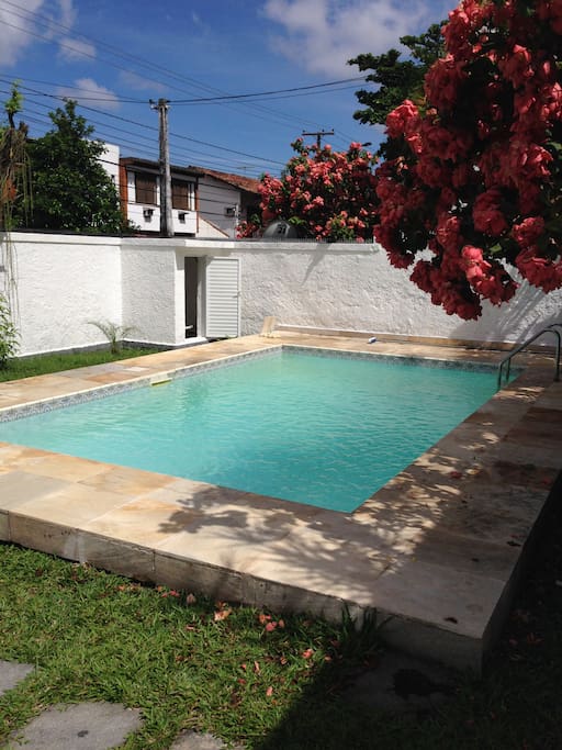 Uma piscina ensolarada é refrescante.