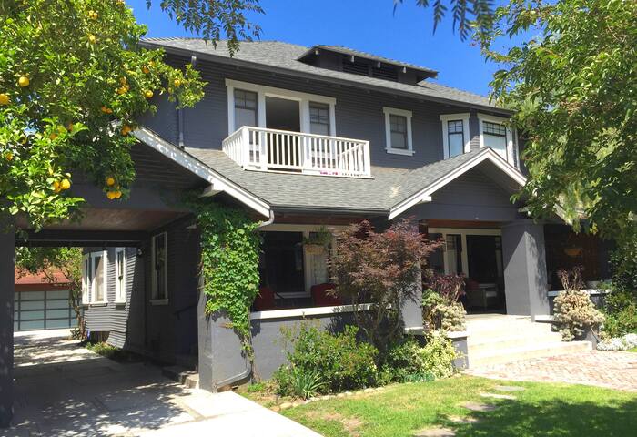 4 Bedroom Classic Hollywood Craftsman w/Pool & Spa gallery image 3