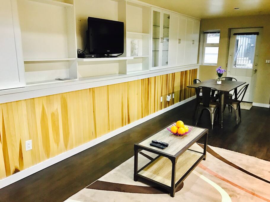 large living and dining area for entertainment