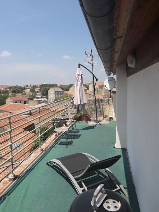 agréable terrasse avec vue sur la ville