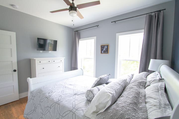 غرفة نوم للضيوف في الطابق الثاني