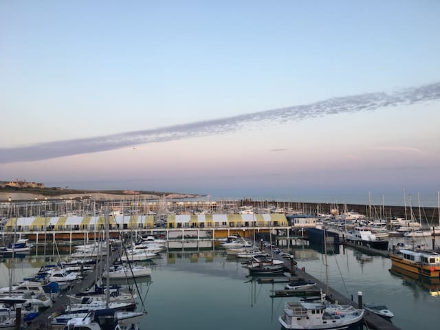 Amazing new apartment, with sea views FREE Parking