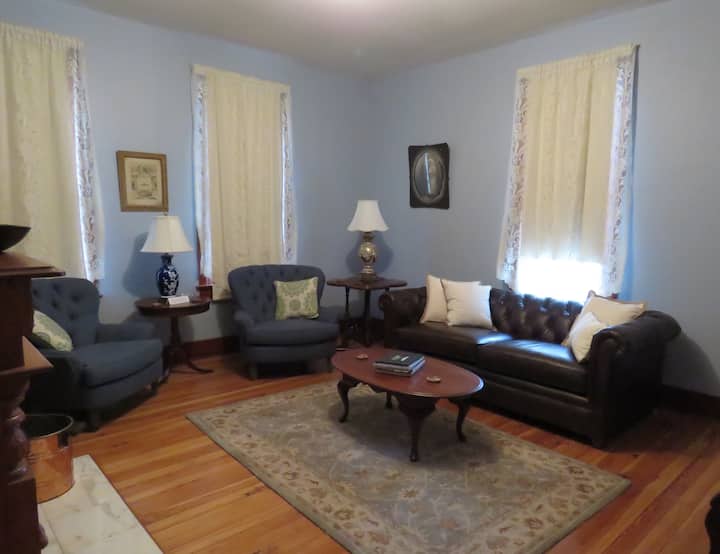 Historic Farmhouse On Working Farm - Germantown, IL
