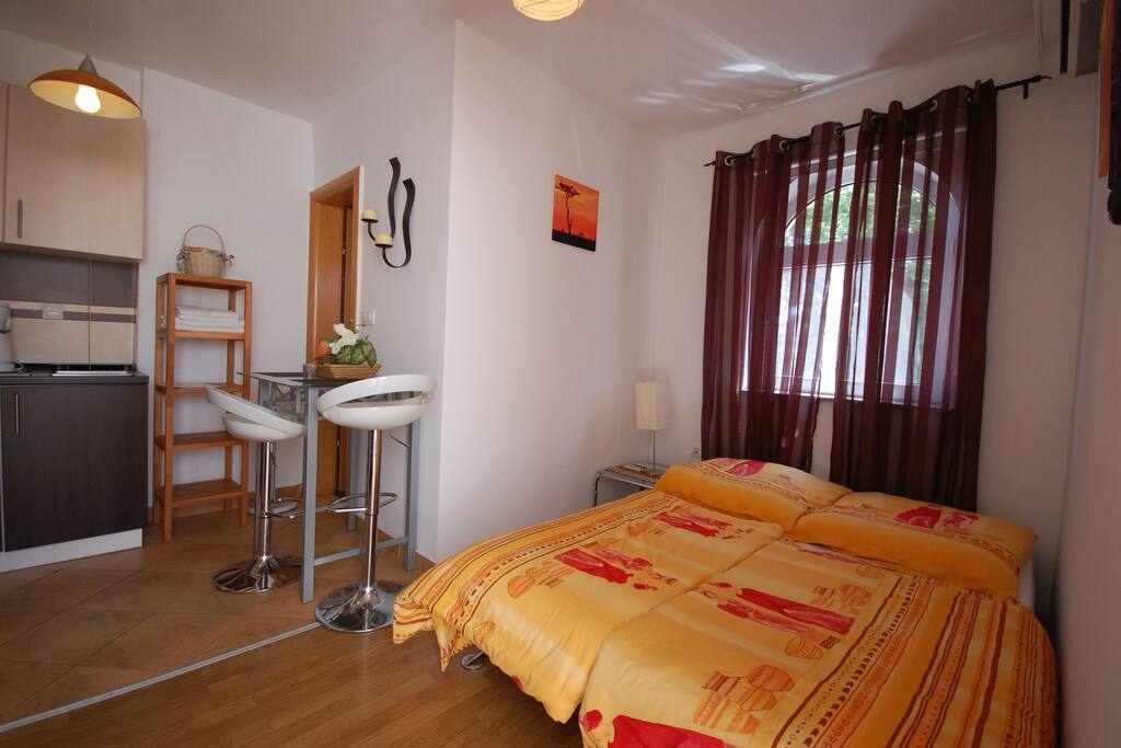 Kitchen and dining area with matrimonial bed
