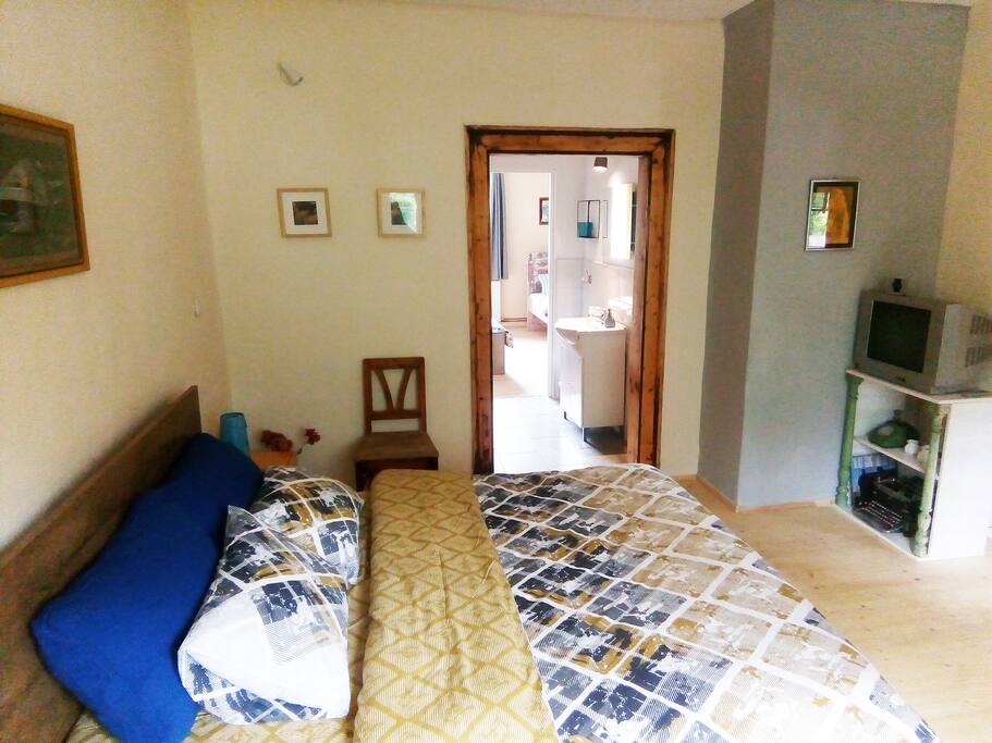 Bedroom 2: comfy queen size bed + Forest view