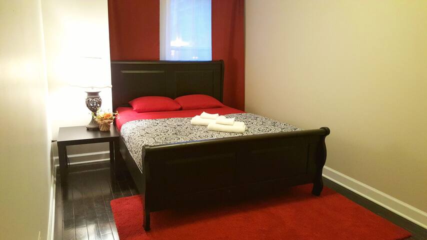 BEAUTIFUL APARTMENT + PARKING, IN QUIET UIC AREA