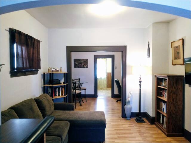 Spacious 2 bedroom 9 min from DT private drive