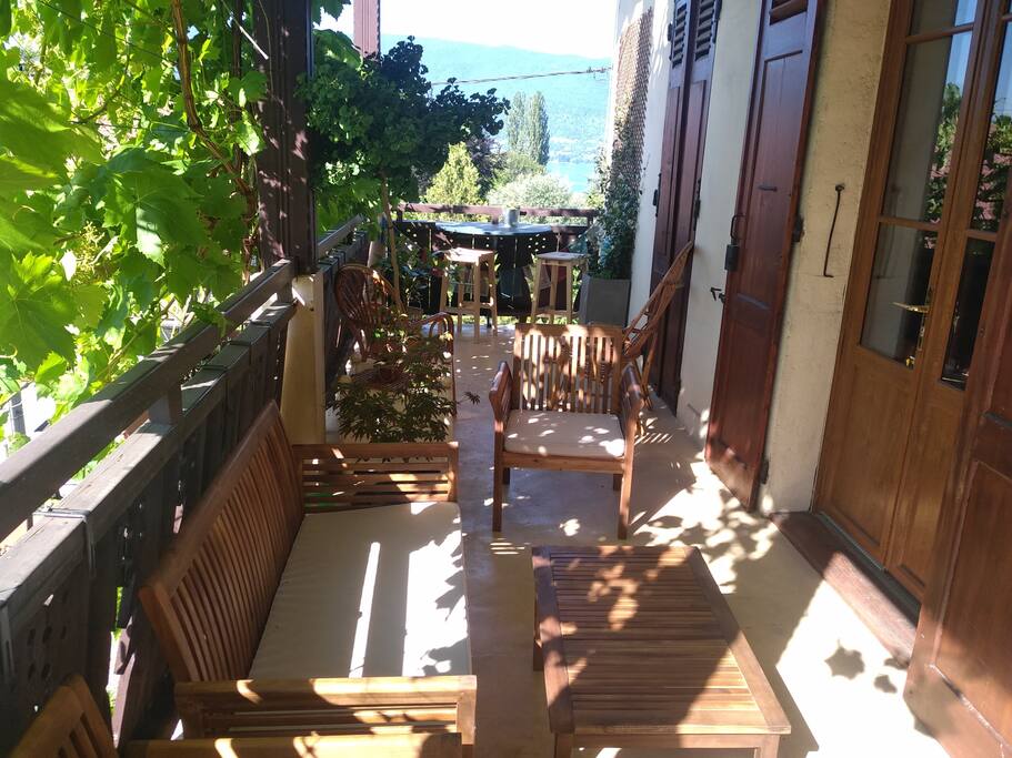Une terrasse bucolique avec vue sur le lac!