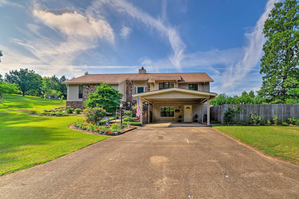 This 3-bedroom, 3-bathroom home boasts 2,800 square feet.