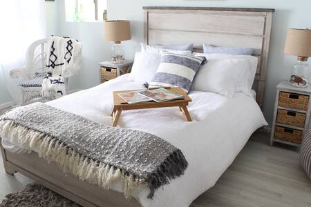 Waterfront! Malibu Beach Cottage