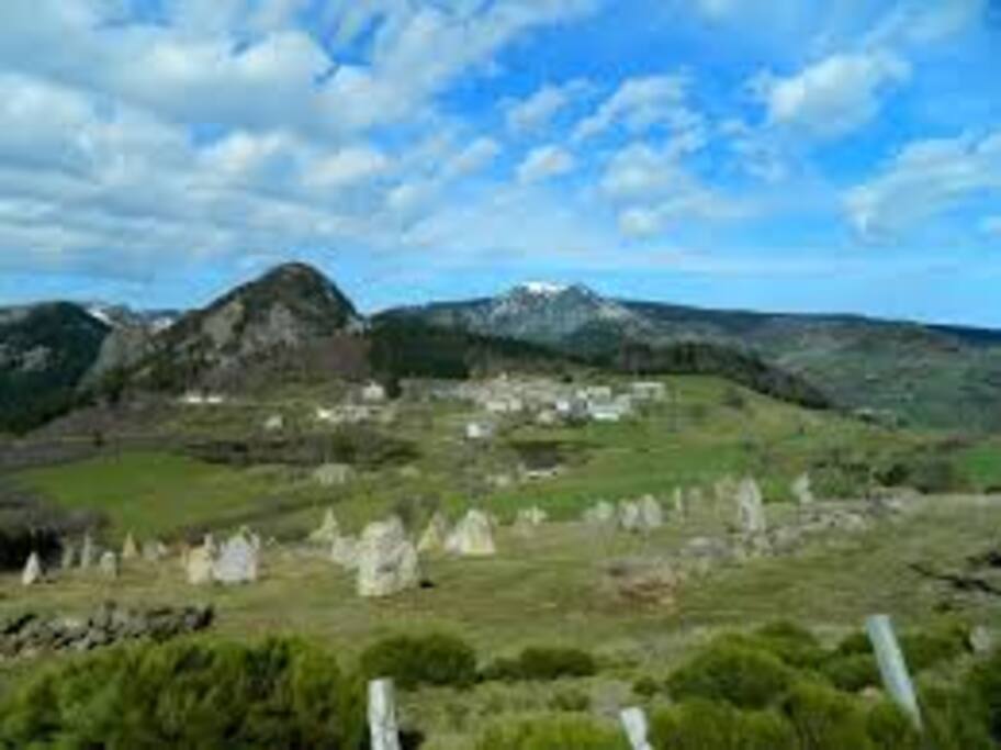 Le Tchier - le village de Borée et le Mont Mézenc