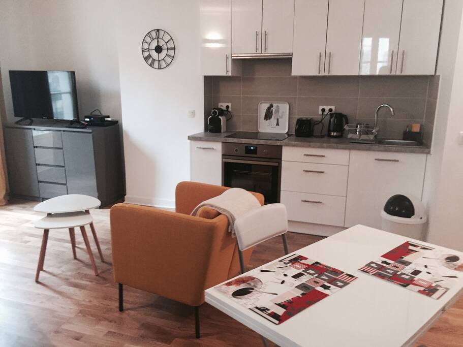 Espace cuisine et dinatoire spacieux.