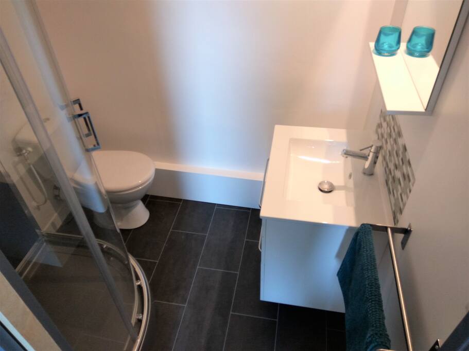 Salle de bain petite mais fonctionnelle ! Des rangements dans les tiroirs, une tablette pour poser les produits, un porte serviettes...