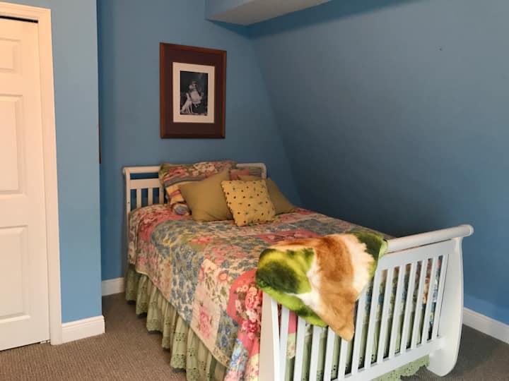 Upstairs Cottage bedroom