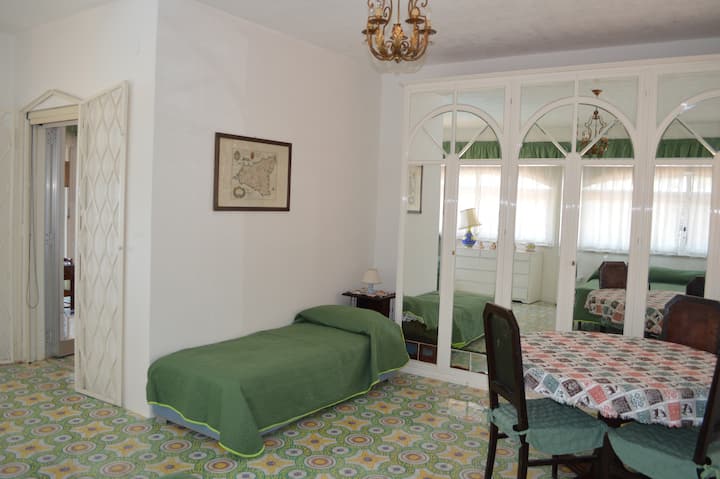 ห้องนอน 2 เชื่อมต่อกับห้องนอน 1
ห้องนอน 2 เข้าถึงได้จากห้องนอน 1 ผ่านประตูกระจกพร้อมผ้าม่านบล็อกแสง

สามารถเข้าถึงห้องนอนที่ 2 ได้จากห้องนอนท 1 ผ่านประตูกระจกพร้อมผ้าม่านบังแสง