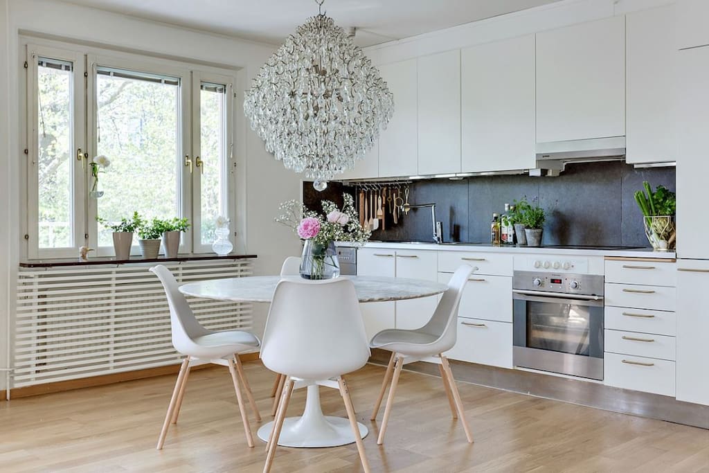 Dinnertable/Kitchen.