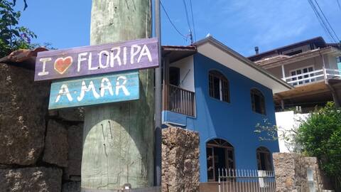 Barra da Lagoa blue house: 26 people!!!