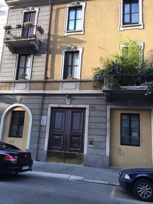 Ingresso portone di via Vannucci 15