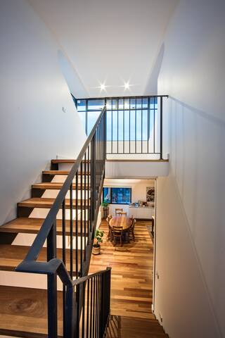 Architectural 3 bedroom Apt with great scenic view gallery image 4