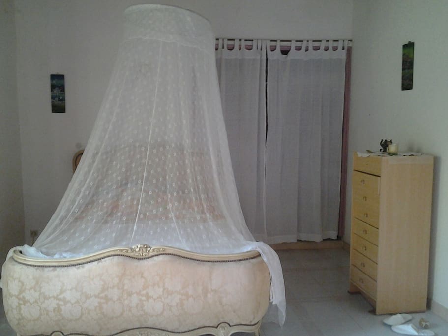 Chambre principale pour deux personnes, espaces de rangement, salle de bain attenante.