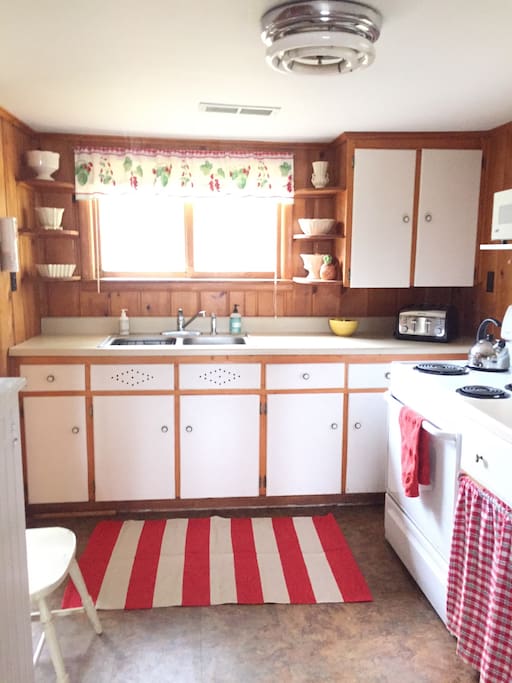 Fully stocked kitchen (coffee maker, toaster, blender, etc)