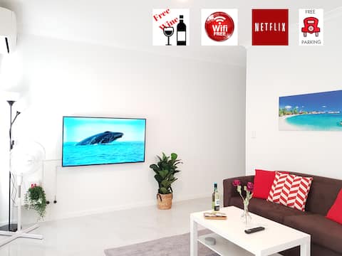 Luxury Cosy apt, close to airport/shops, near park