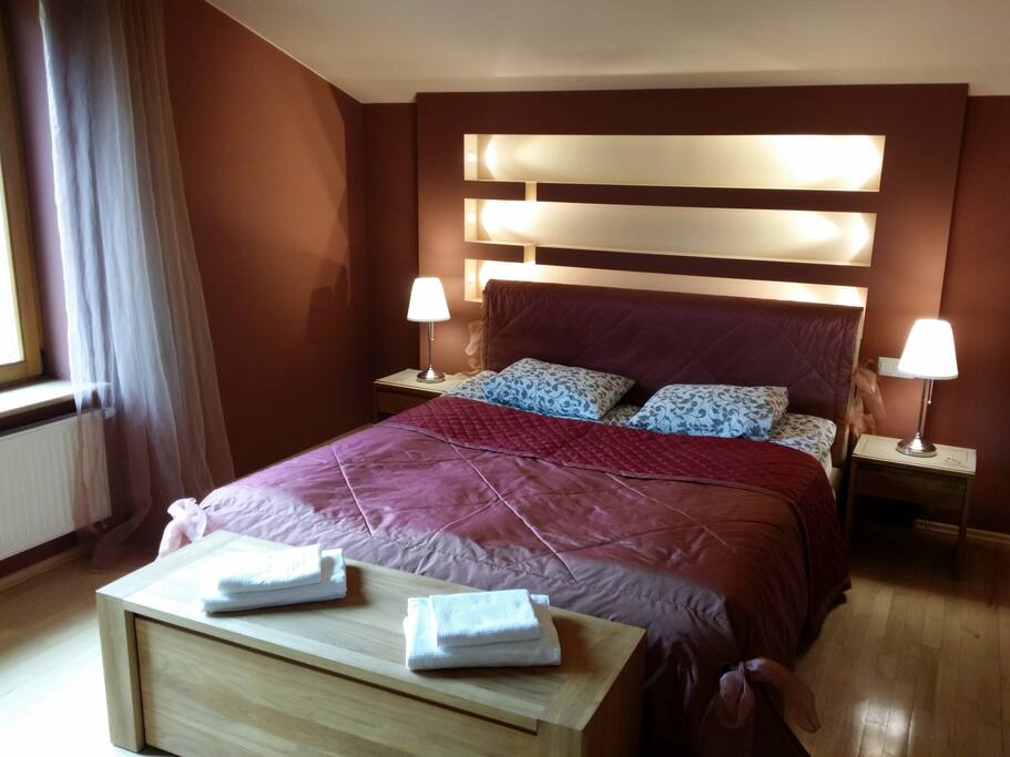 Queen room bed and nightstands