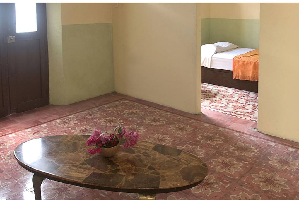 Sala de entrada a la casa Nicte-Ha. Los pisos son típicos de los hogares meridenses.