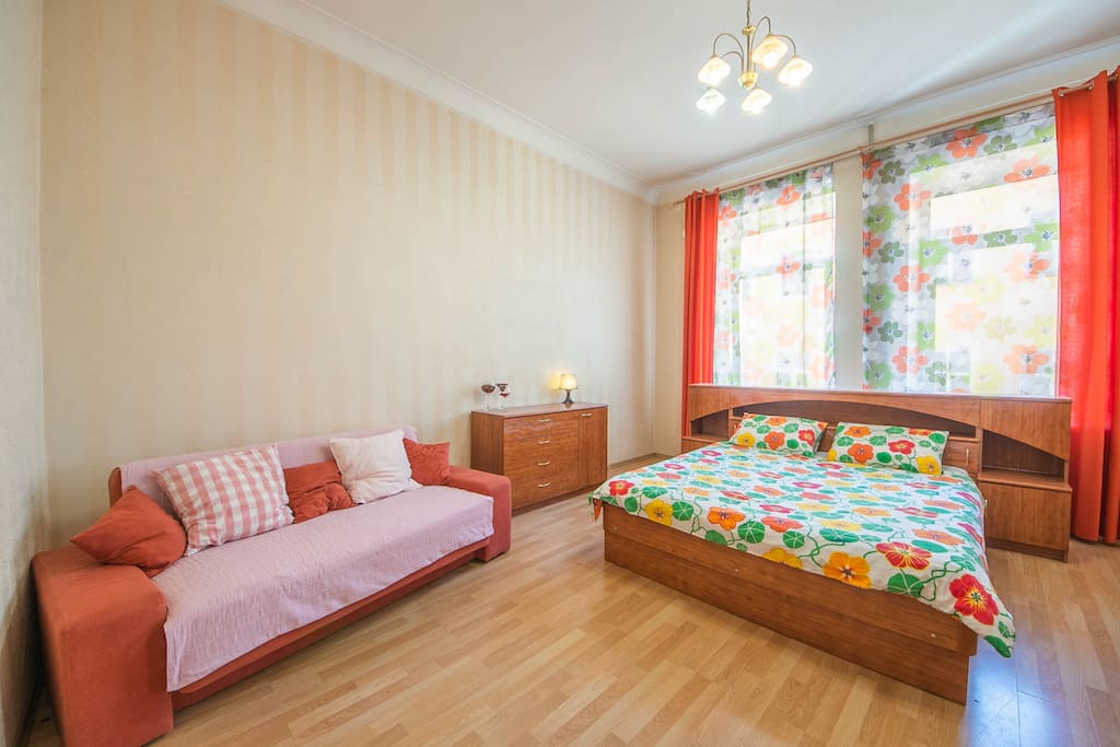 Lockable bedroom with a full-size double bed and a sofa-bed / Спальня с полноценной двуспальной кроватью и дополнительным диваном-кроватью