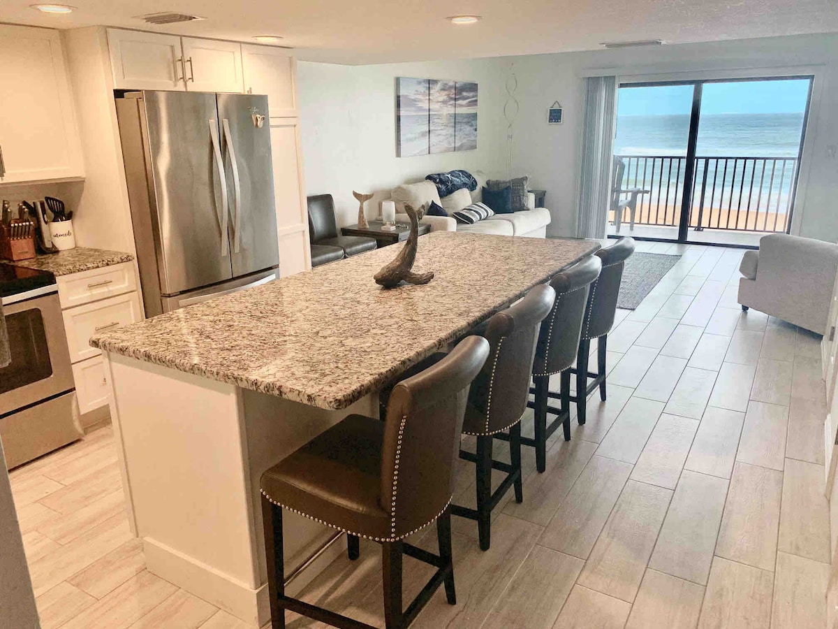 Modern Decor and Ocean Galore! New Renovated Condo