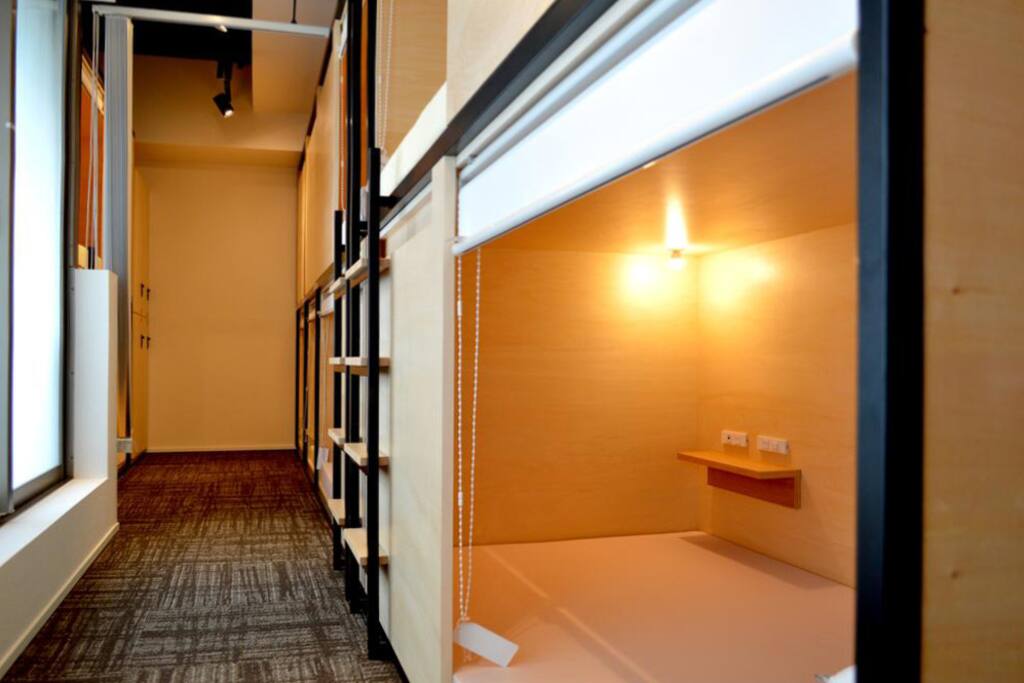 Roll Curtain & Partition for each bed ロールカーテン&パーティション付ベッド