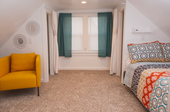 Dormitorio delantero en la planta superior, cama completa.