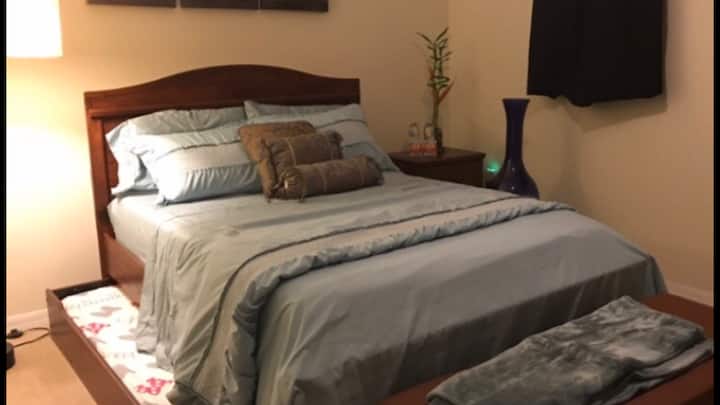 Cama tamaño queen con una cama nido doble 