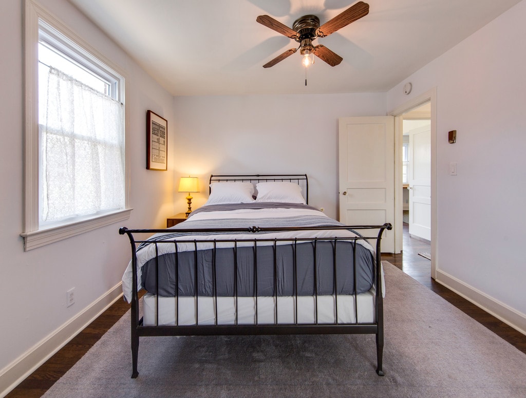 Blått sovrum med fåglar utomhus varje morgon.