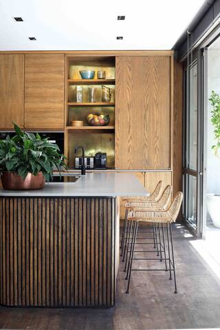 Luxurious Camps Bay Villa 5MinuteWalk To The Beach gallery image 4