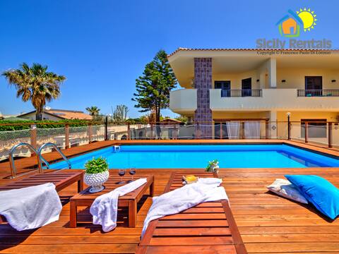 Villa with pool just steps from the sea