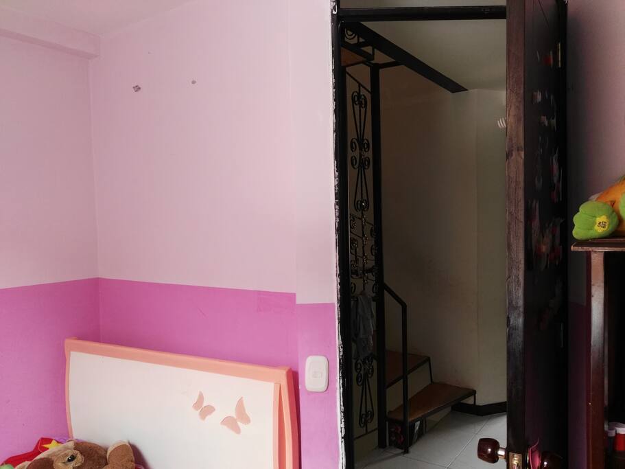 habitacion con closet y cama semidoble.