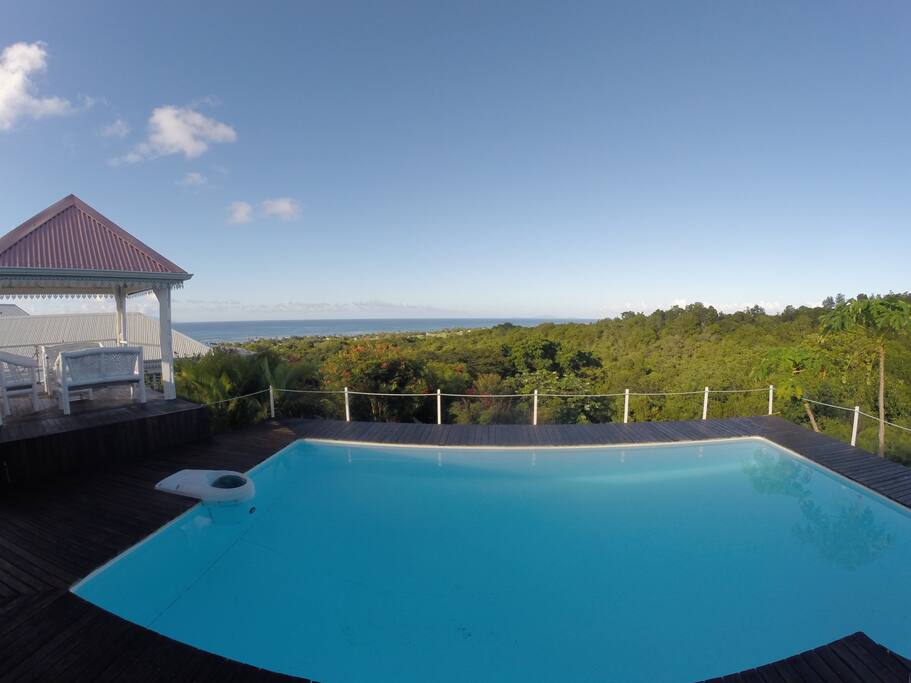 Piscine et vue mer
