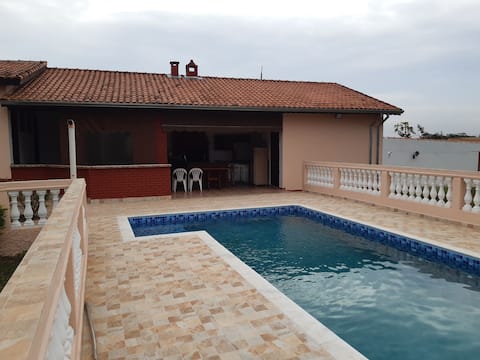 Airbnb em destaque: Farmhouse with pool in the Vitassay condominium em Boituva