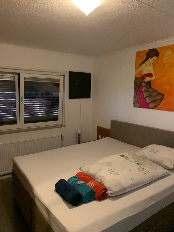 Habitación con somier matrimonial 180 x 200 cm
la cama se puede separar en dos camas para una persona.